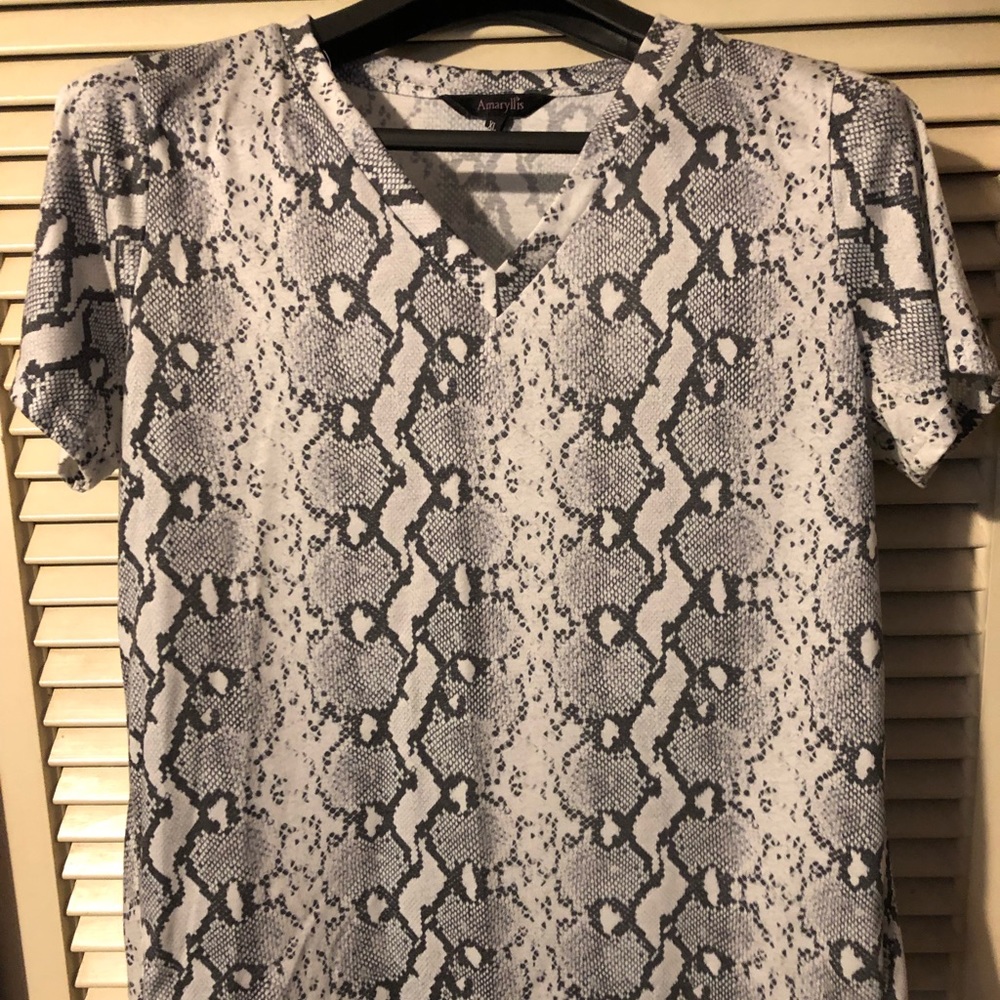 V-neck python tee, XL